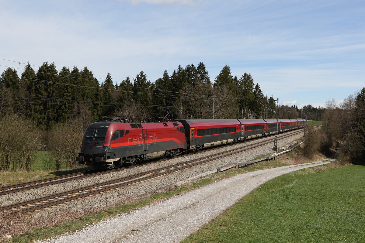 1116 216 aus Salzburg kommend am 7. April 2022 bei Grabenst�tt im Chiemgau.