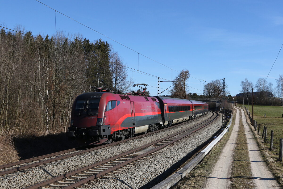 1116 217 war am 10. Februar 2022 bei Grabenst�tt in Richtung M�nchen unterwegs.