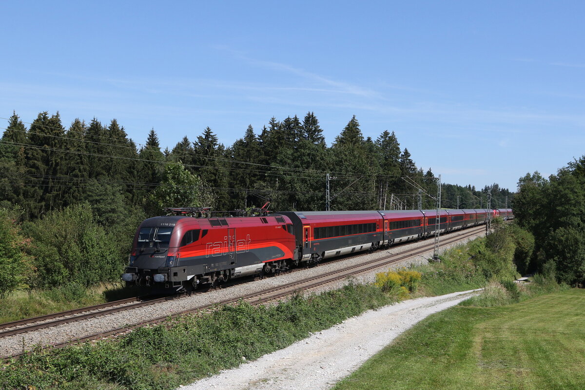 1116 219 aus Salzburg kommend am 2. September 2022 bei Grabenst�tt im Chiemgau.