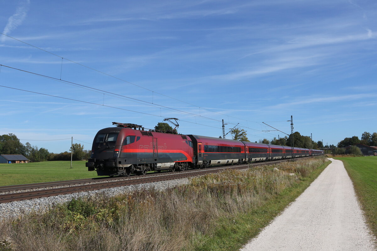 1116 220 aus Salzburg kommend am 20. Oktober 2021 bei �bersee am Chiemsee.
