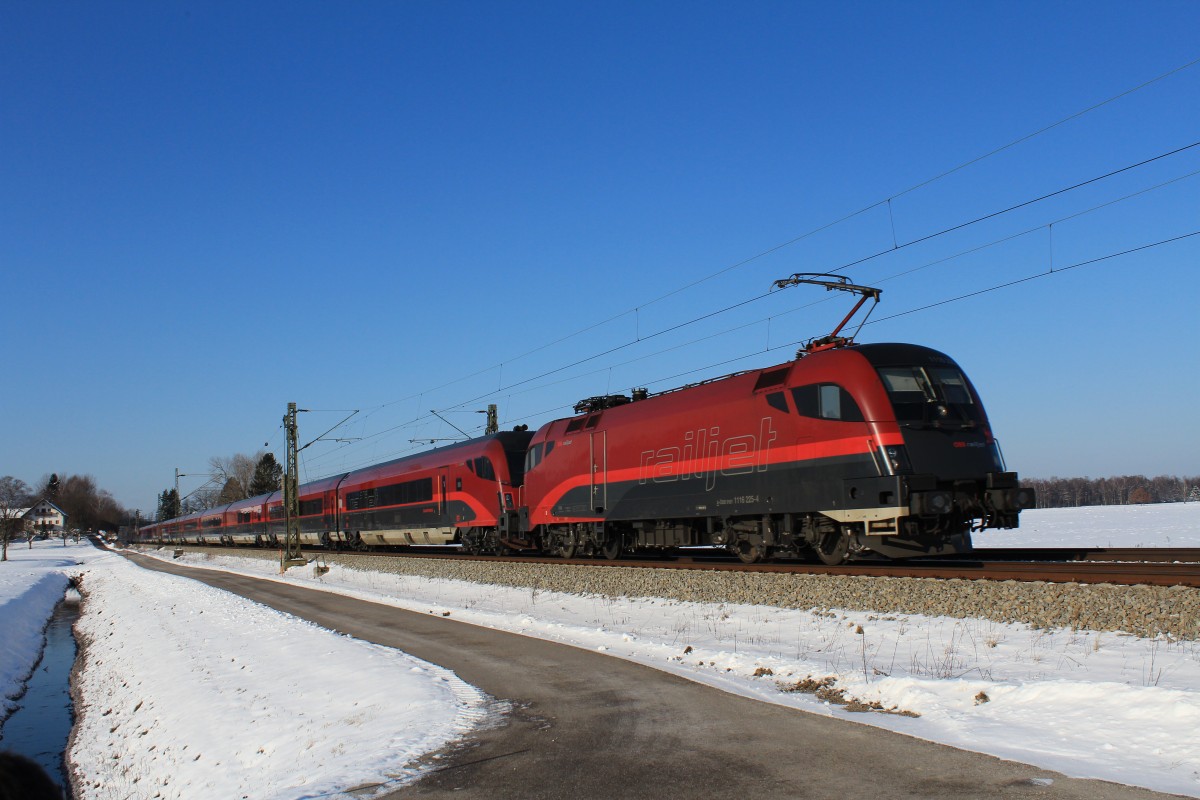 1116 225-4 vor dem Steuerwagen auf dem Weg nach Salzburg am 10. Februar 2013 bei �bersee.