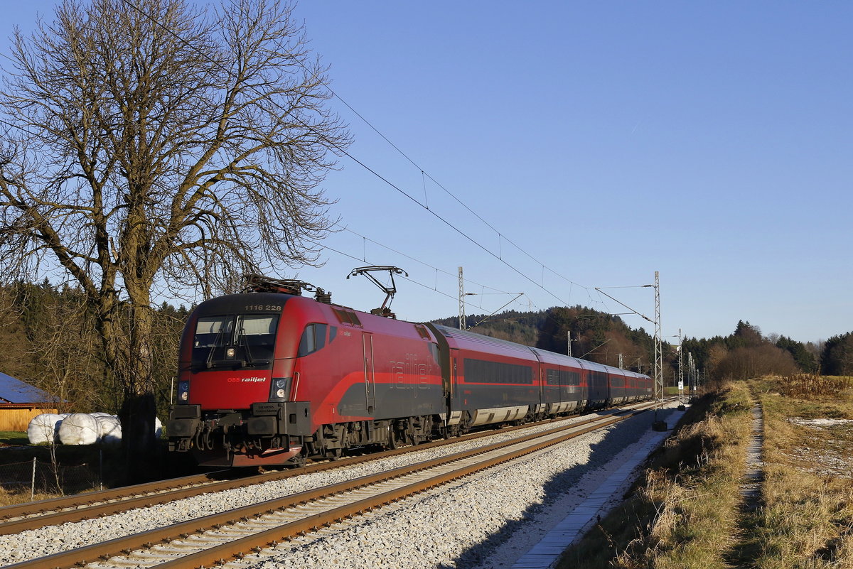 1116 228 aus Salzburg kommend am 29. Dezember 2016 bei Grabenst�tt am Chiemsee.