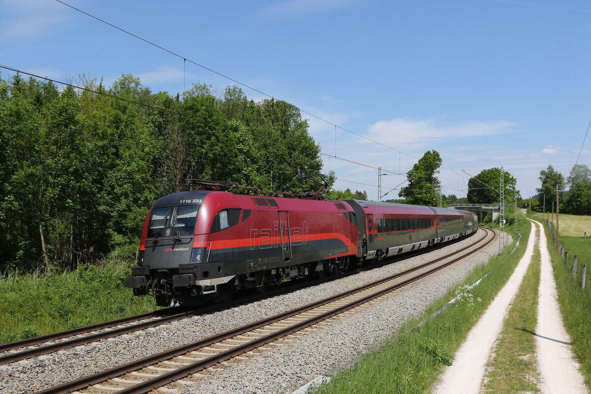 1116 233 aus Salzburg kommend am 2. Juni 2021 bei Grabenst�tt im Chiemgau.