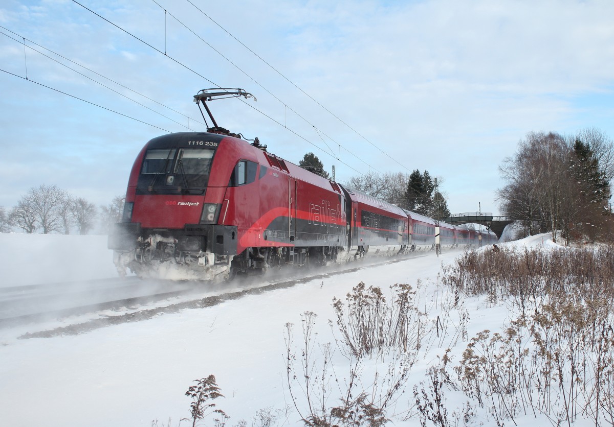 1116 235-3 schiebend in Richtung Salzburg im Einsatz. Aufgenommen am 1. Januar 2015 bei �bersee.