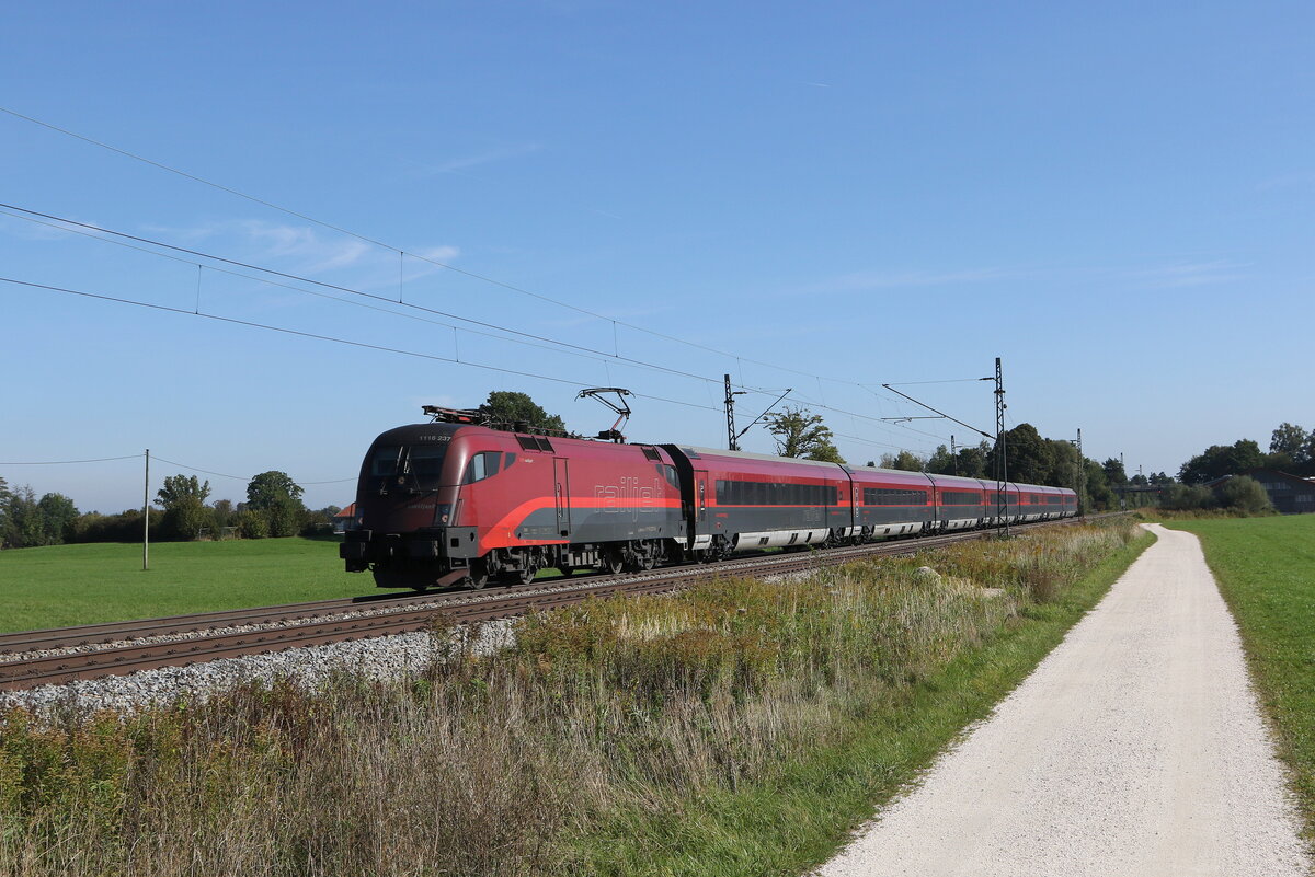 1116 237 aus Salzburg kommend am 11. Oktober 2021 bei �bersee am Chiemsee.