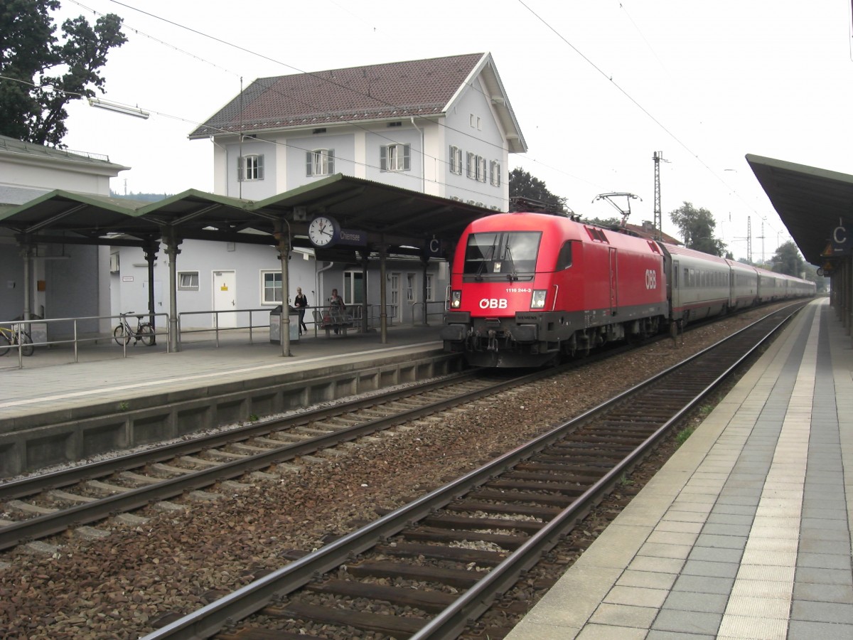 1116 244-3 durchf�hrt am 11. September 2009 den Bahnhof von Prien am Chiemsee.