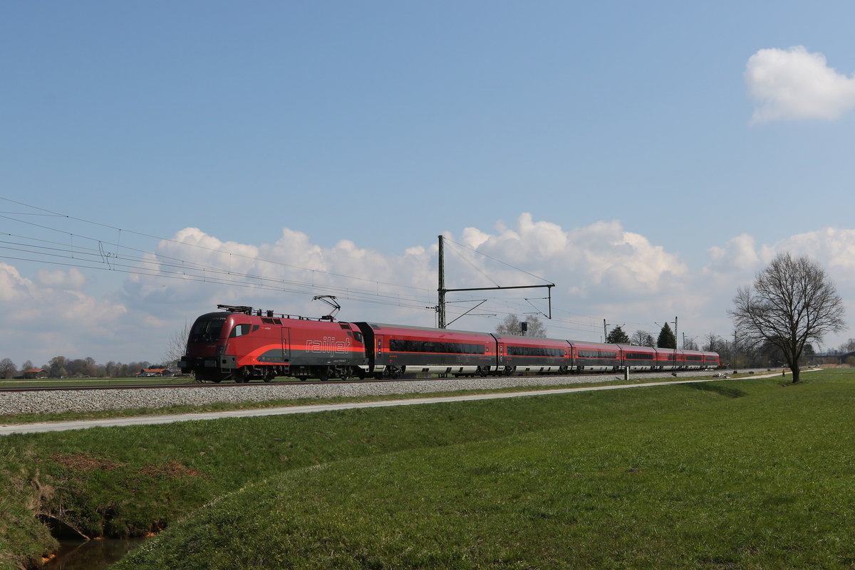 1116 244 aus Salzburg kommend am 16. April 2021 bei �bersee am Chiemsee.