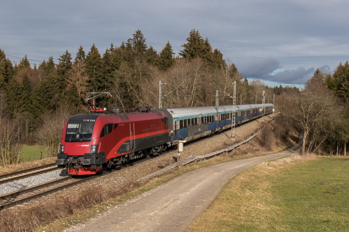 1116 245-2 war am 13. Februar 2016 schiebend am  Ski Austria Railjet  im Einsatz. Aufgenommen bei Grabenst�tt im Chiemgau.