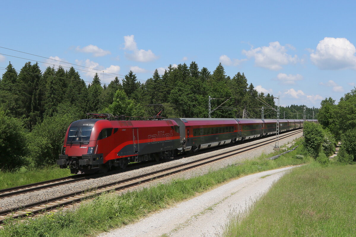 1116 245 aus Salzburg kommend am 11. Juni 2021 bei Grabenst�tt.