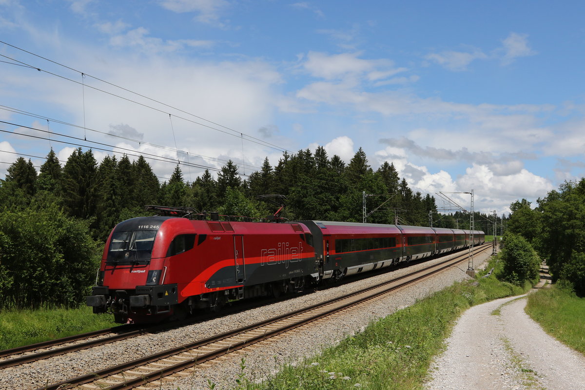 1116 245 folgte kurz darauf aus der gleichen Richtung. Aufgenommen am 11. Juni 2020 bei Grabenst�tt.