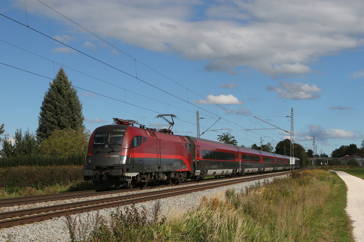 1116 251 aus Salzburg kommend am 4. Oktober 2020 bei �bersee am Chiemsee.