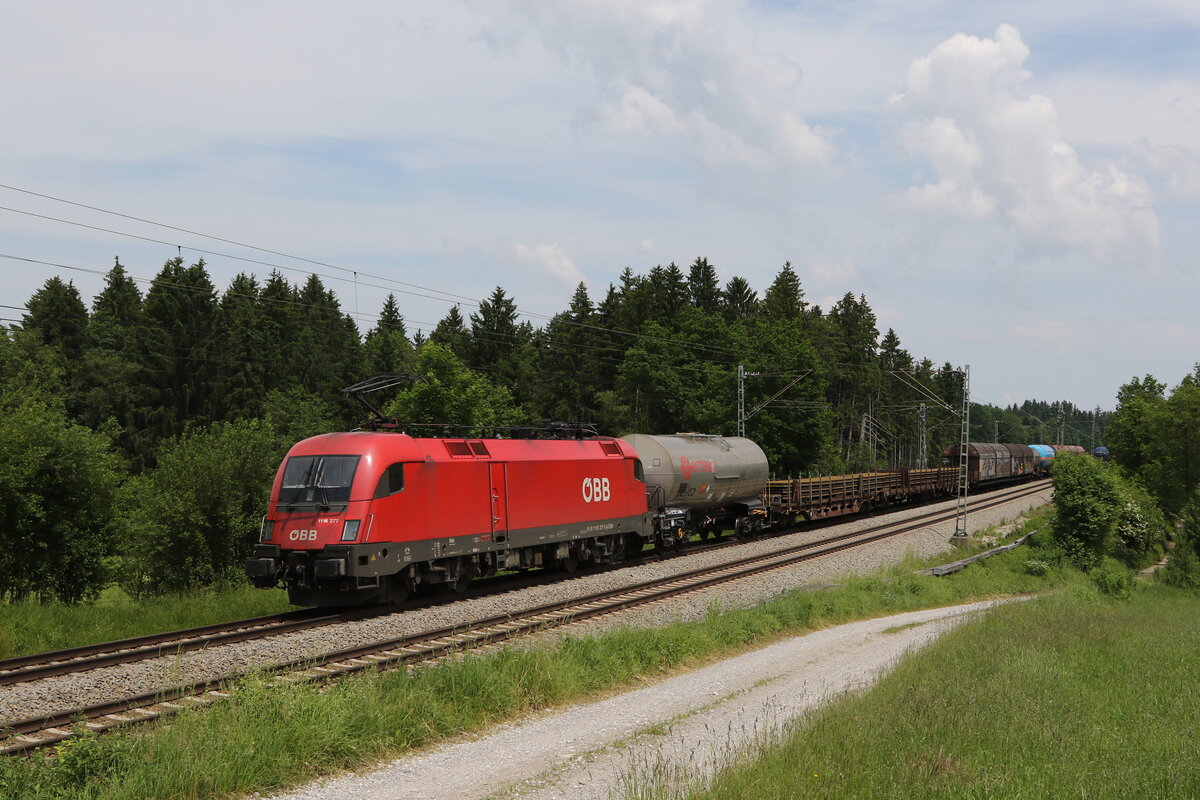 1116 277 war am 8. Juni 2021 mit einem  Mischer  bei Grabenst�tt im Chiemgau in Richtung M�nchen unterwegs.