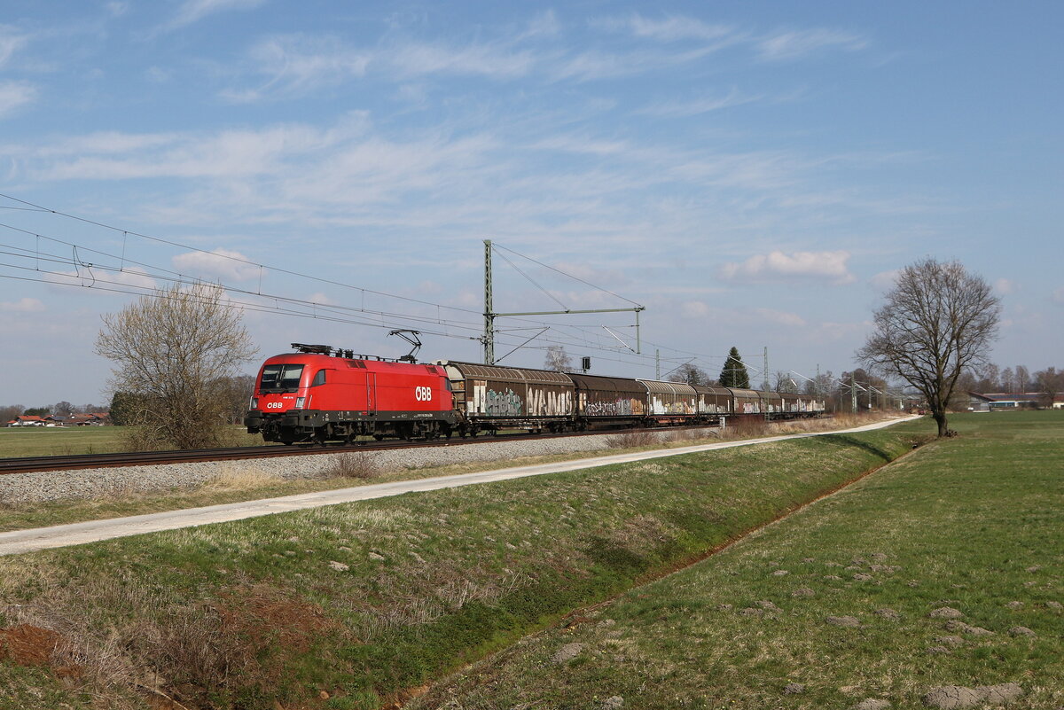 1116 278 mit Schiebewandwagen aus Salzburg kommend am 20. M�rz 2026 bei �bersee am Chiemsee.