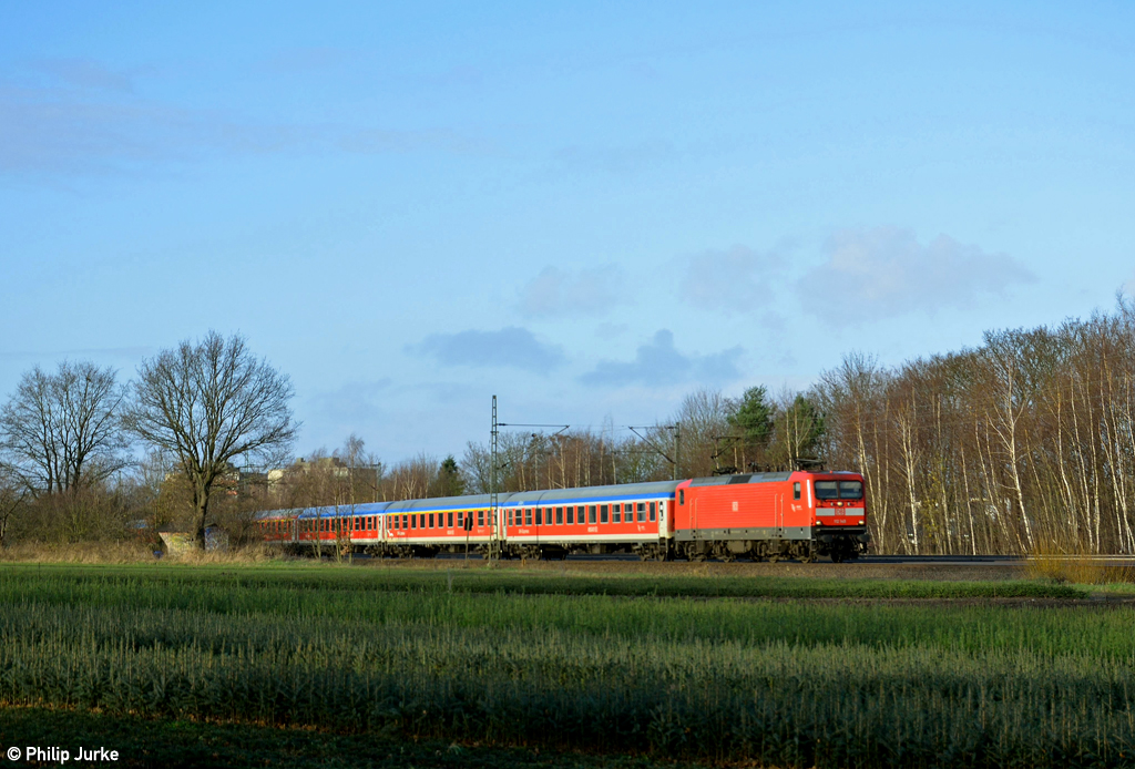 112 140-9 mit dem RE 21071 (Flensburg - Hamburg Hbf) am 13.12.2014 bei Halstenbek.
