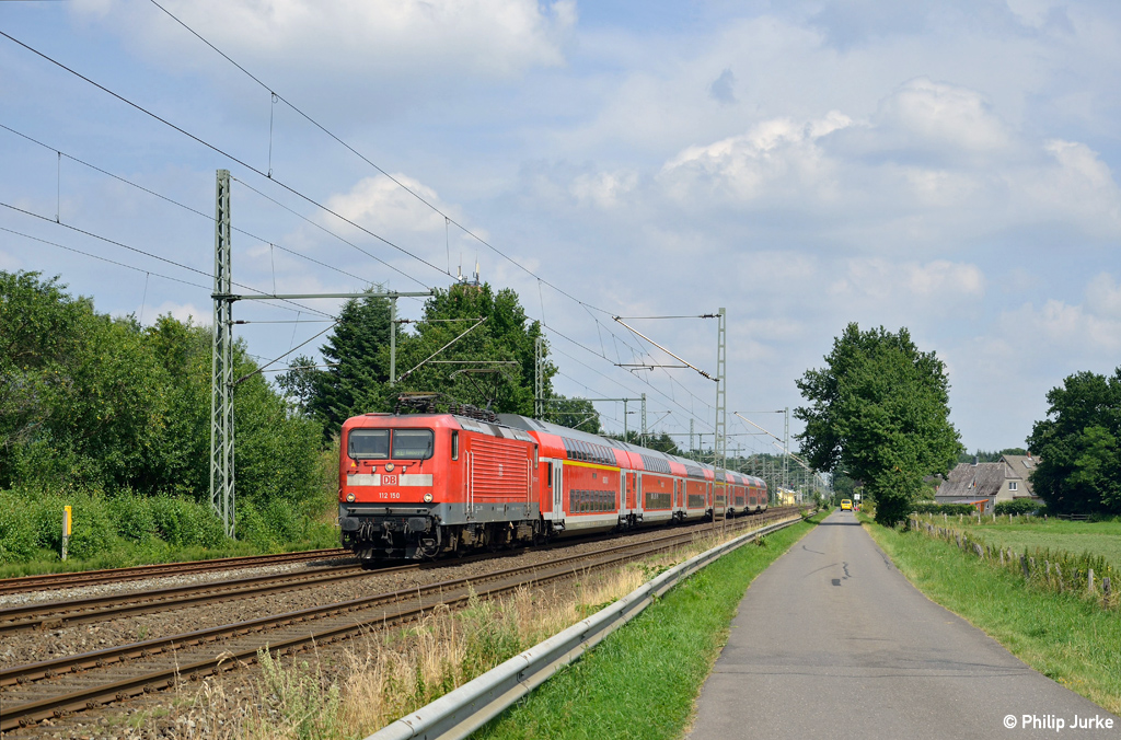112 150-8 mit dem RE 21021 (Kiel Hbf - HH-Altona) am 28.07.2014 bei Brokstedt.
