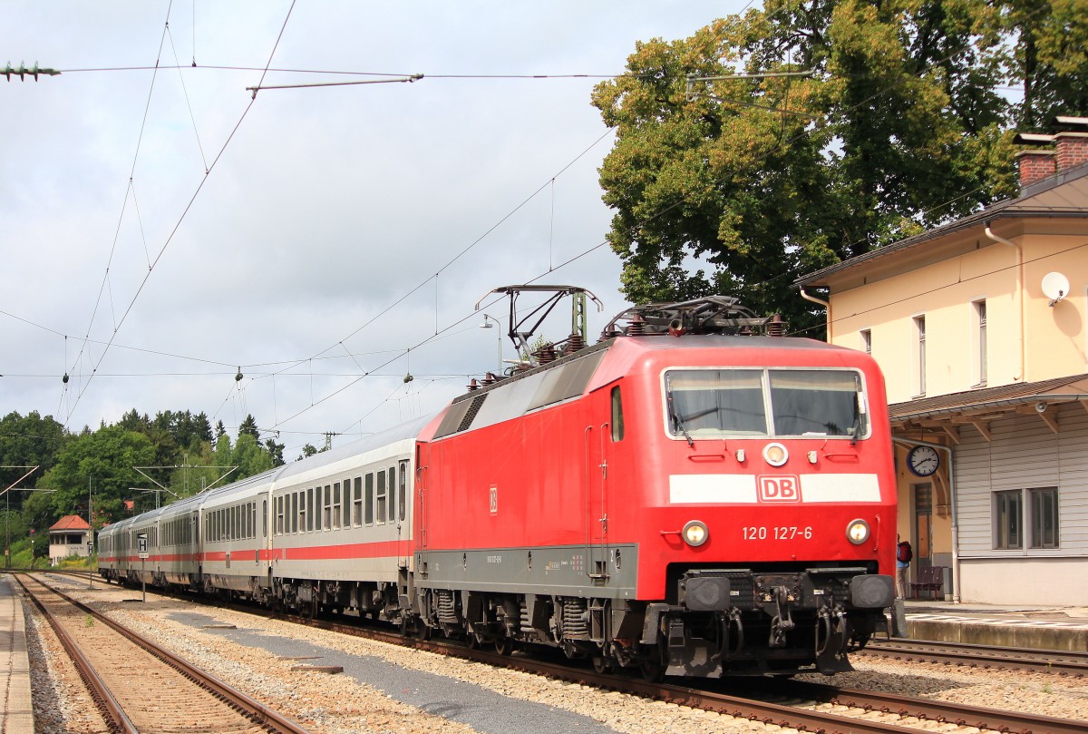 120 127-6 mit dem  IC K�nigssee  am 16. August 2012 im Bahnhof von Assling.