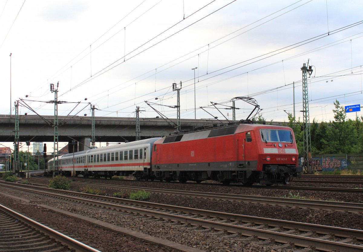 120 143-3 f�hrt am 31. Juli 2013 schiebend in den Bahnhof von Hamburg-Harburg ein.