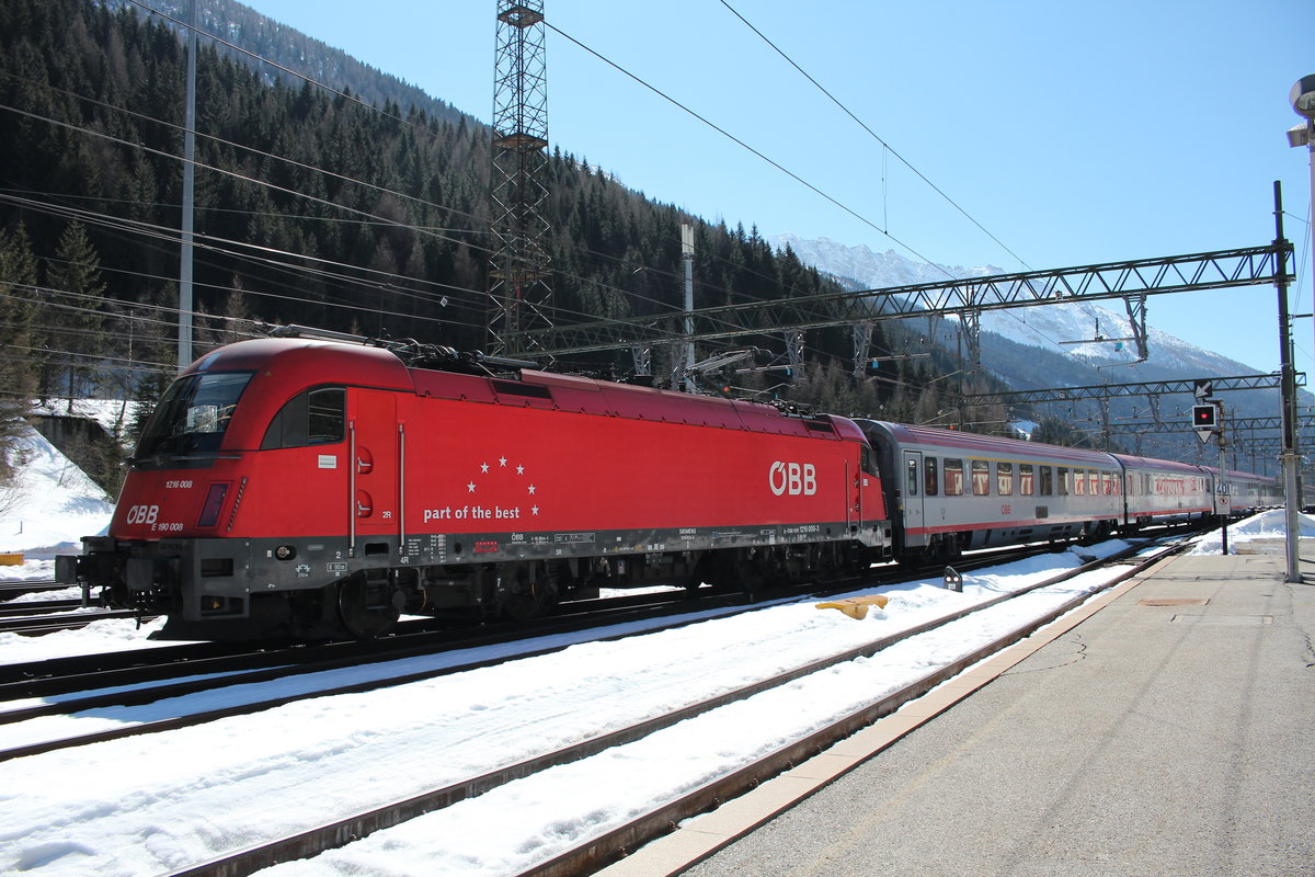 1216 008-3 f�hrt soeben mit einem EC in den Bahnhof  Brenner  ein. Aufgenommen am 19. M�rz 2016.