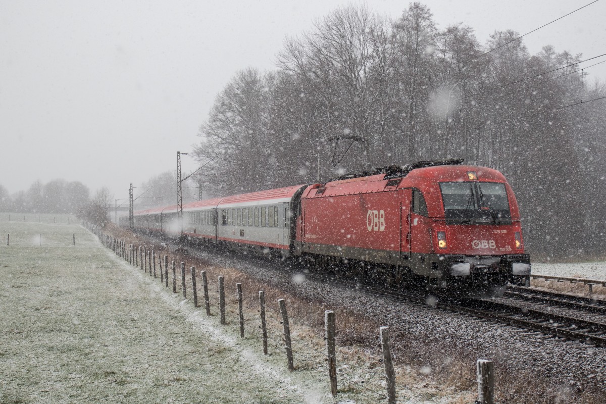 1216 009 aus M�nchen kommend bei dichtem Schneetreiben am 28. November 2015 bei Vogl.
