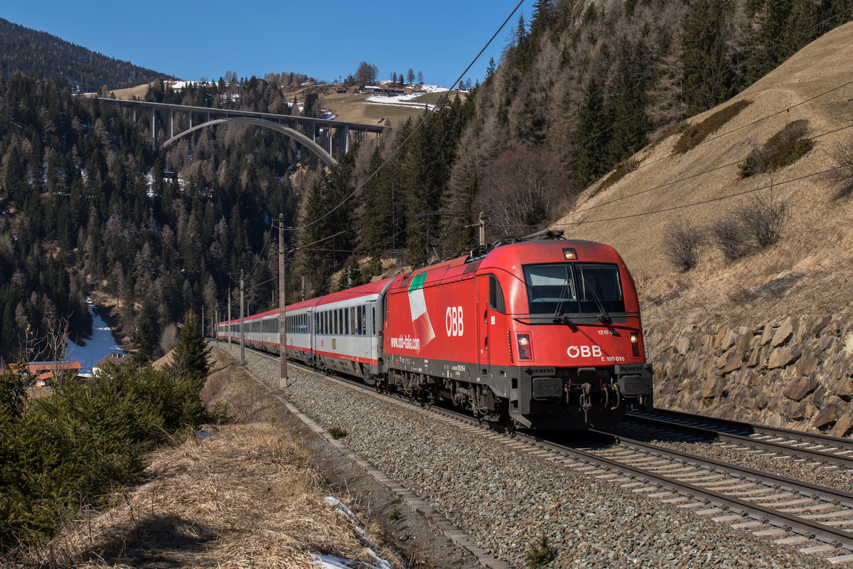 1216 016-6 aus Innsbruck kommend am 19. M�rz 2016 bei St. Jodok.