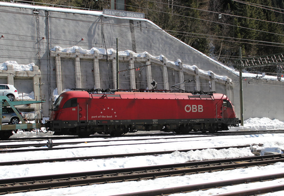 1216 021-6 am 19. M�rz 2016 im Bahnhof  Brenner .