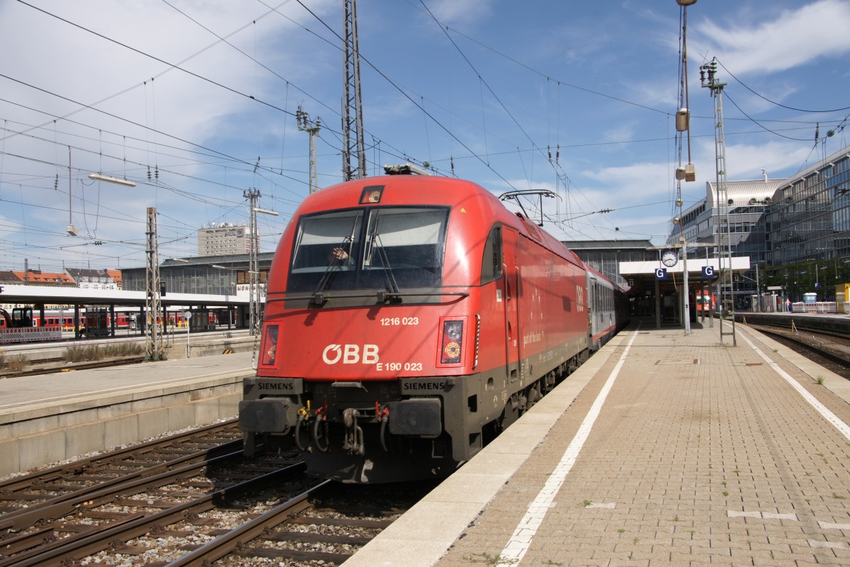 1216 023-2 verl��t am 11. August 2011 den M�nchner Hauptbahnhof.
