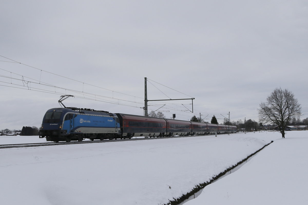 1216 235 war mit dem Railjet 564 bei �bersee am Chiemsee am 12. Januar 2019 nach Innsbruck unterwegs.