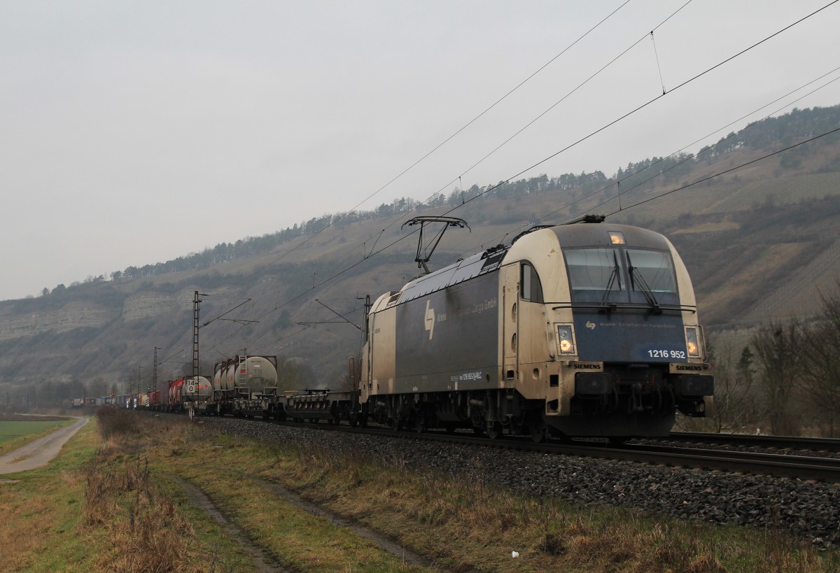 1216 952 der  Wiener-Lokal-Bahn  am 20. Februar 2014 bei Th�ngersheim im Maintal.
