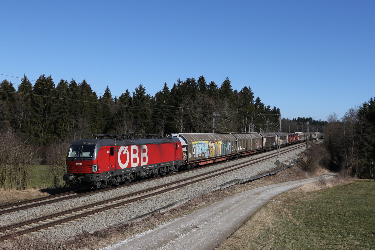 1293 014 mit Schiebewandwagen aus Salzburg kommend am 1. M�rz 2021 bei Grabenst�tt.