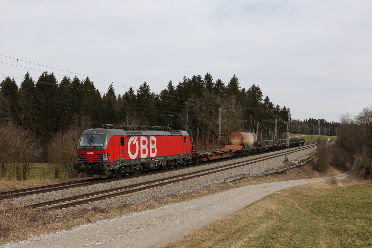 1293 181 war mit einem kurzen  Mischer  bei Grabenst�tt im Chiemgau in Richtung Rosenheim unterwegs.
