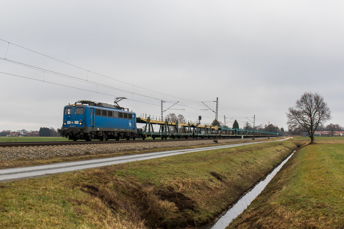 140 037-1 mit leeren Autotransportwagen am 3. Dezember 2016 bei �bersee.