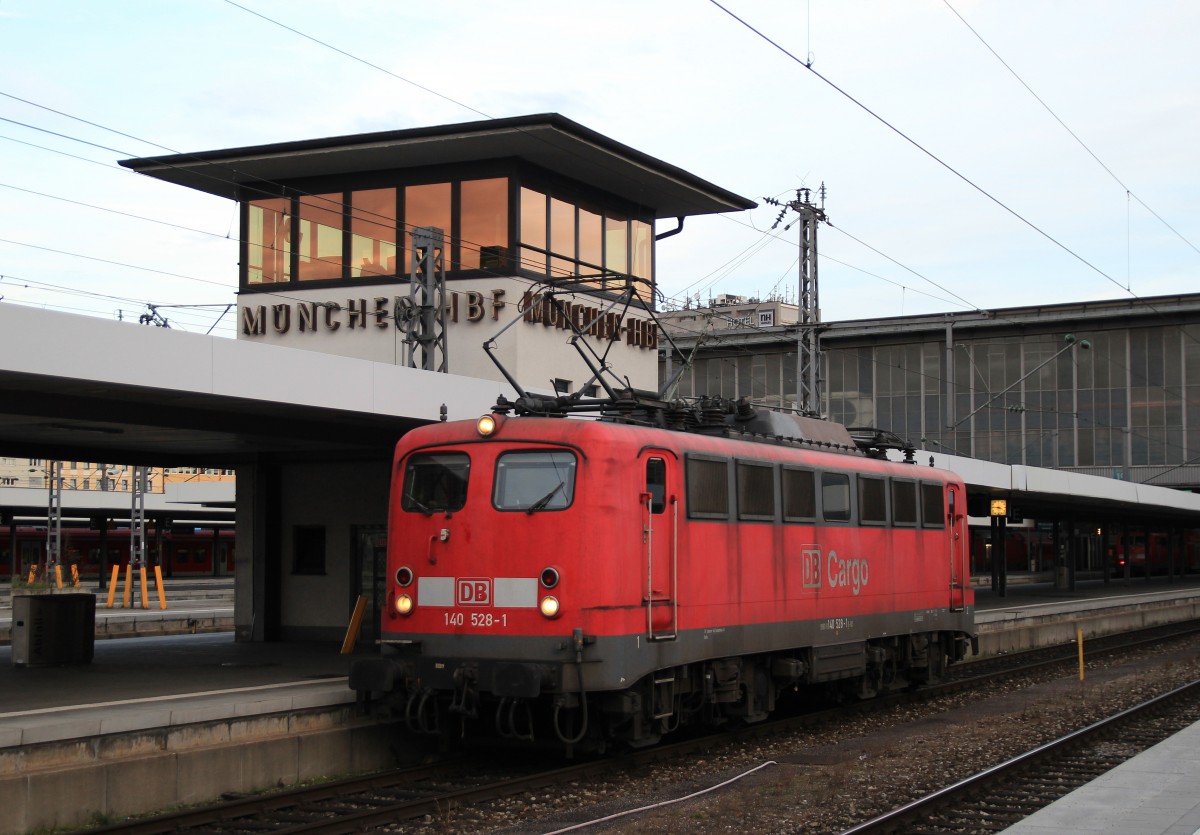 140 528-1 beim rangieren im M�nchner Hauptbahnhof am 22. Dezember 2013.