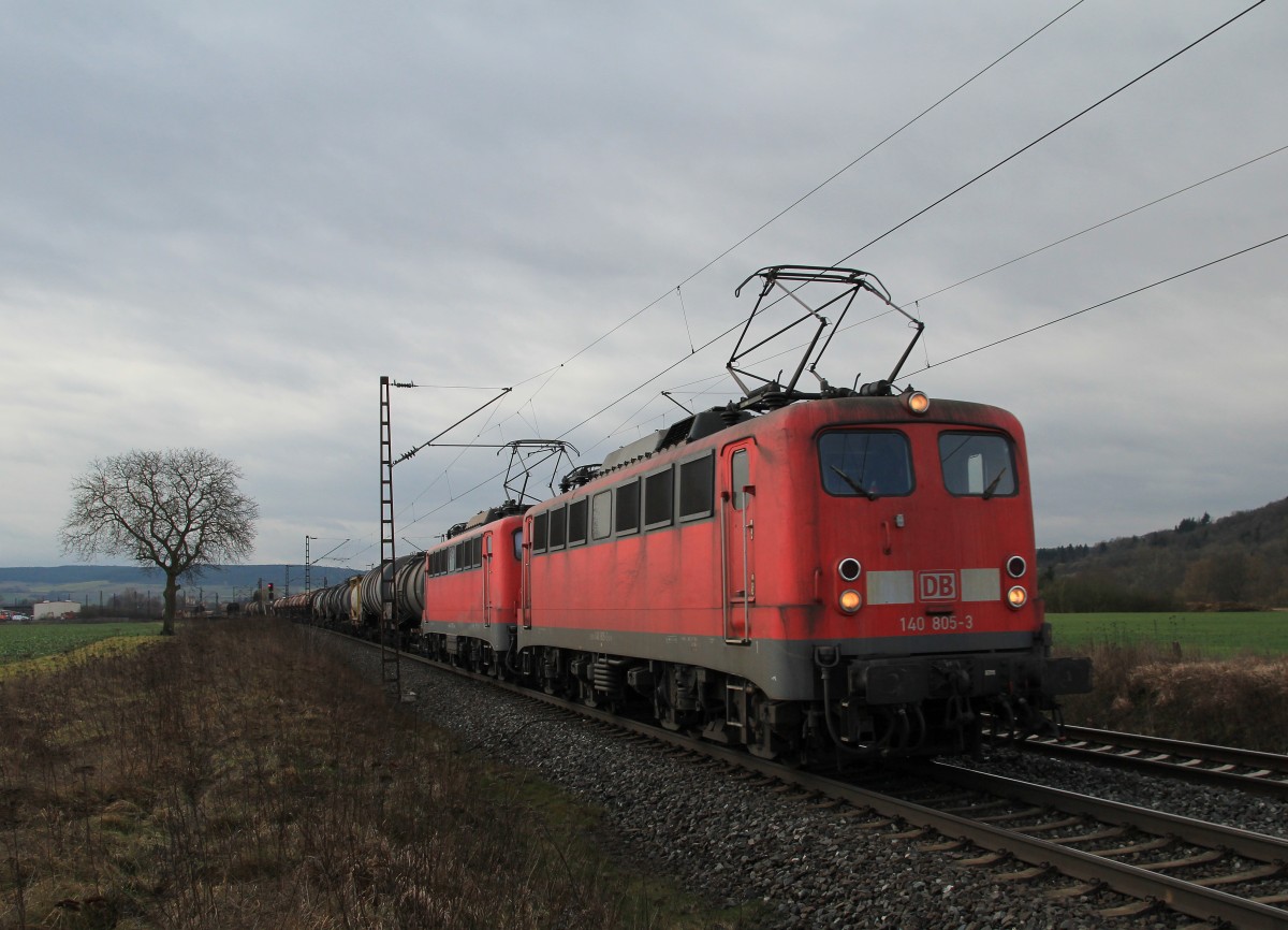 140 805-3 und 140 xxx mit einem Kesselzug am 21. Februar 2014 bei Th�ngersheim.