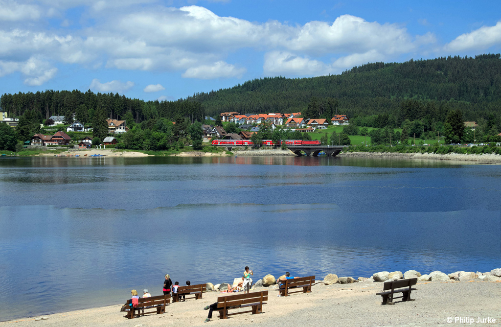 143 145-1 mit der RB 26931 (Freiburg(Breisgau)Hbf - Seebrugg) am 21.06.2014 am Schluchsee.
