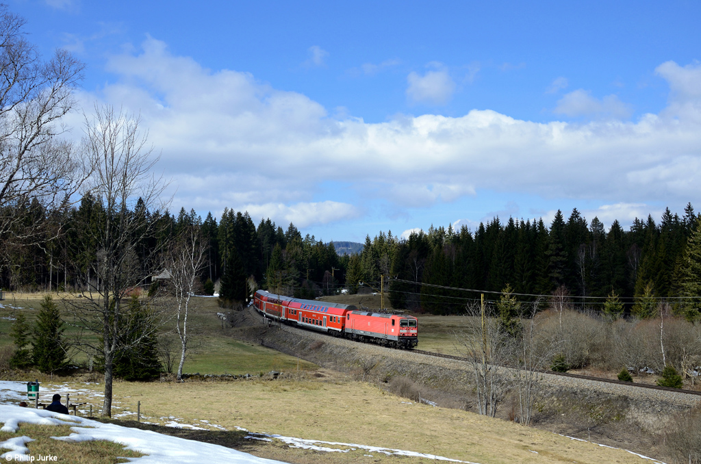 143 312-7 mit der RB 17269 (Freiburg(Breisgau)Hbf - Seebrugg) am 26.03.2016 zwischen Hinterzarten und Titisee.
