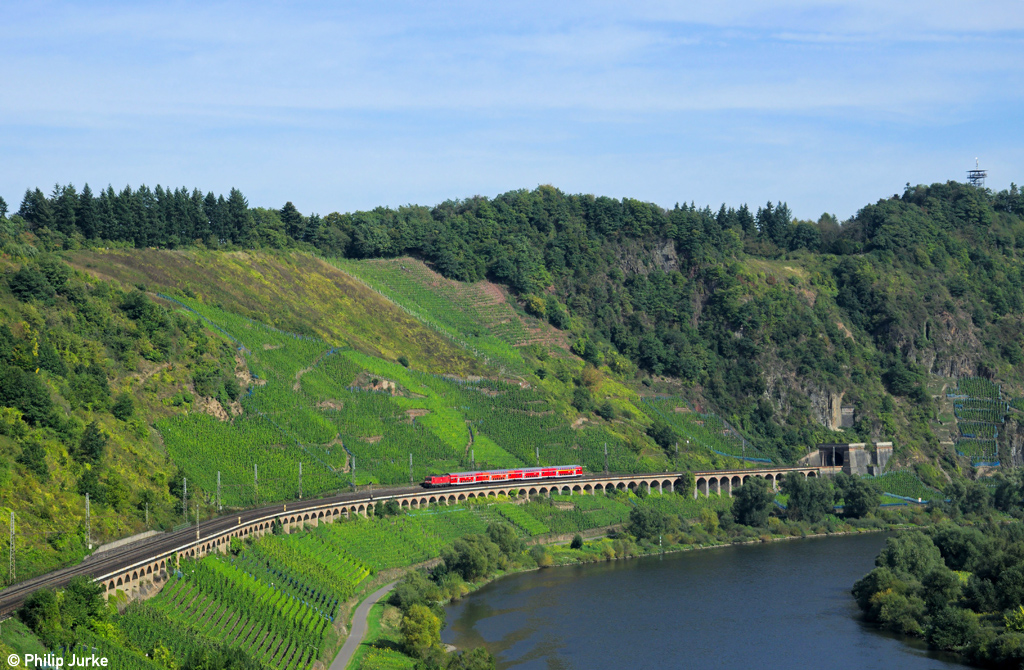 143 568-4 mit dem RE 12012 von Koblenz nach Saarbr�cken am 03.10.2013 auf dem P�ndericher Hangviadukt.
