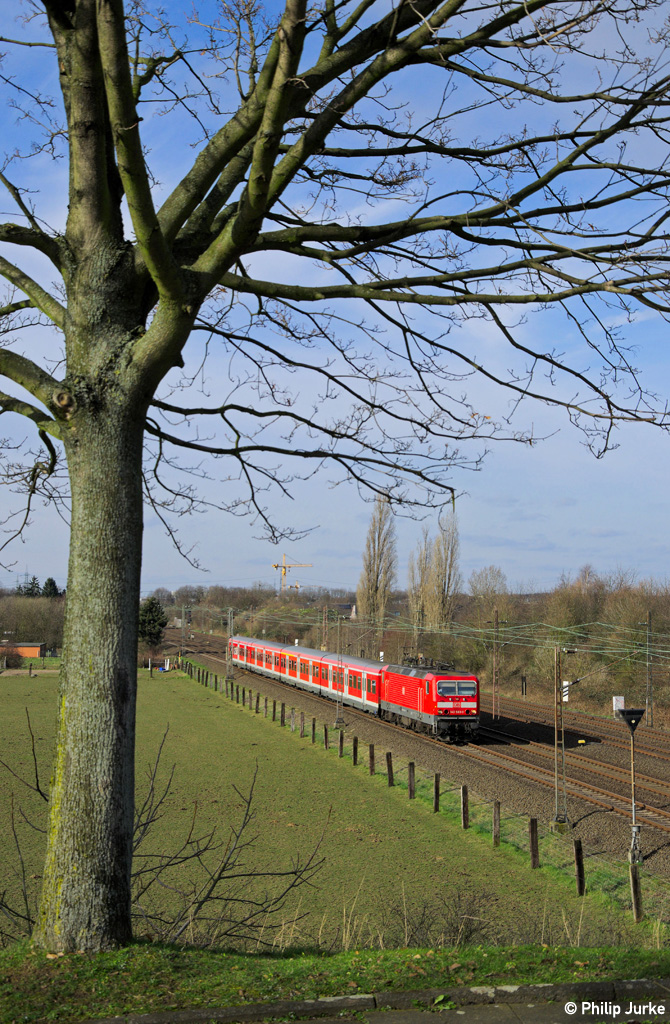 143 583-3 mit der S6 (Essen Hbf - Köln-Nippes) am 23.02.2014 in Langenfeld(Rheinl.).
