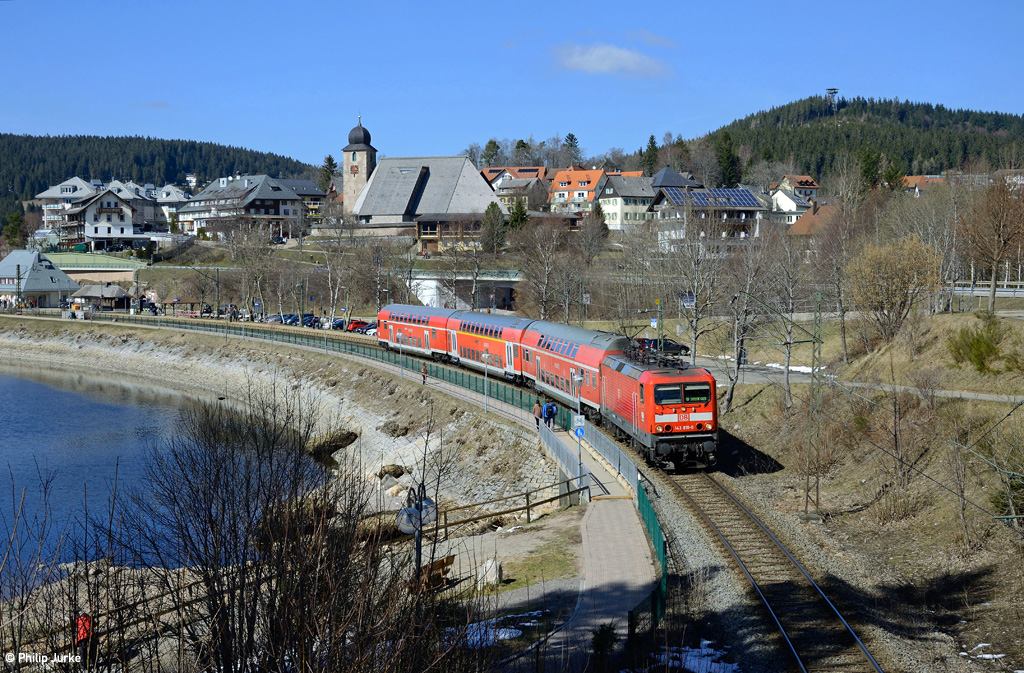 143 810-0 mit der RB 17273 (Freiburg(Breisgau)Hbf - Seebrugg) am 26.03.2016 am Schluchsee.
