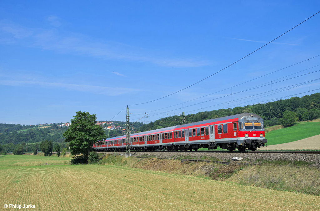 143 845-6 schiebt die RB 19321 (Plochingen - Ulm Hbf) am 18.07.2014 durch Uhingen(Fils).
