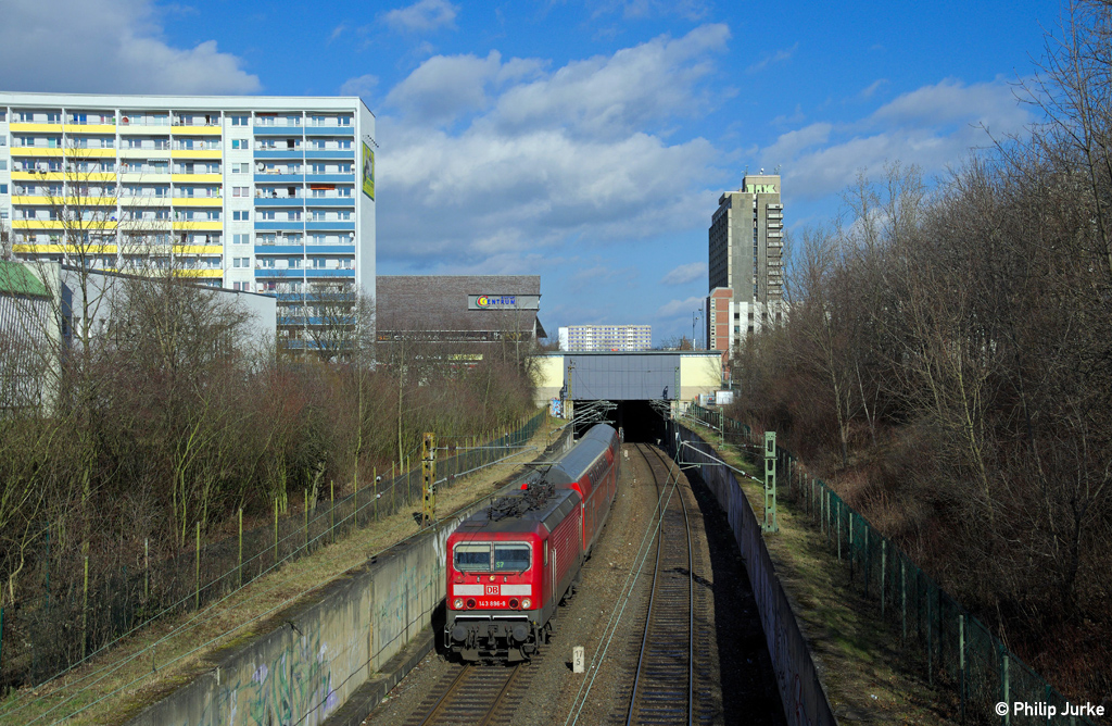 143 896-9 mit der S7 (Halle-Nietleben - Halle-Trotha) am 22.02.2014 in Halle-Neustadt.

