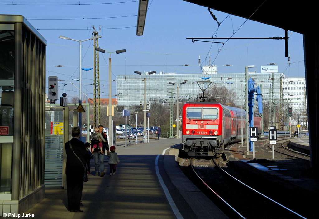 143 943-8 und 143 917-3 mit der S7 (Halle-Trotha - Halle-Nietleben) am 22.02.2014 bei der Einfahrt in Halle(Saale)Hbf.

