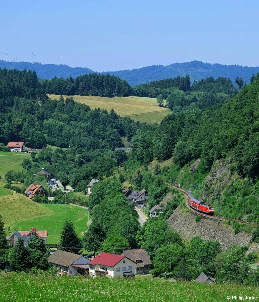 146 228-2 mit der RB 26947 (Freiburg(Breisgau)Hbf - Neustadt(Schwarzwald)) am 21.06.2014 bei Falkensteig.

