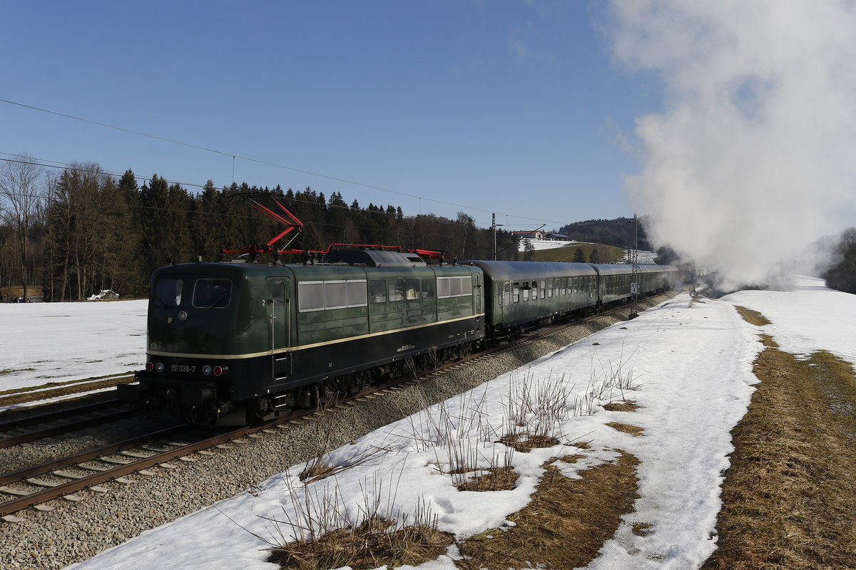 151 038 leistete Schubdienst am Sonderzug des  Bayerischen Eisenbahn Museum . Aufgenommen am 23. Februar 2019 bei Grabenst�tt.