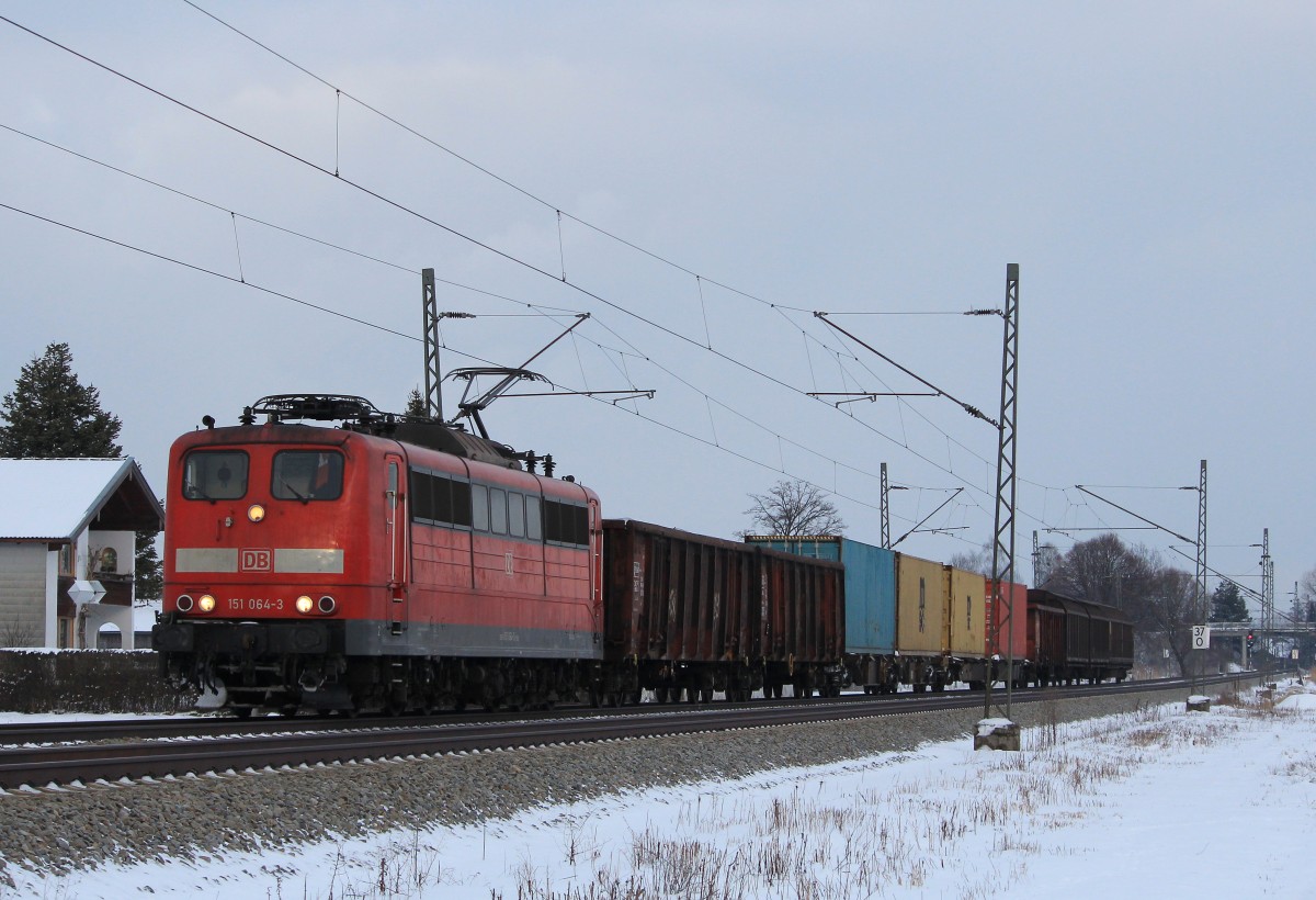 151 064-3 war am 8. Februar 2013 bei �bersee von Freilassing nach Rosenheim unterwegs.