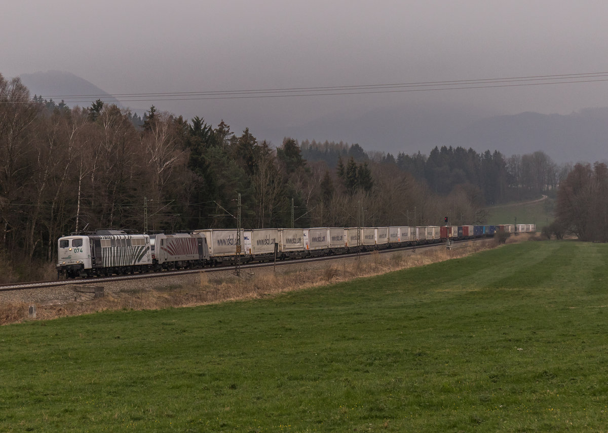 151 074 und 186 281 bef�rdern am 1. April 2016 den  Ekol -Zug bei Wessen in Richtung Salzburg.