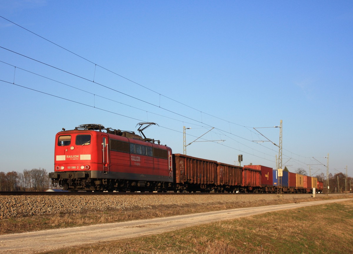 151 088-2 war am 28. Februar 2014 bei �bersee in Richtung M�nchen unterwegs.