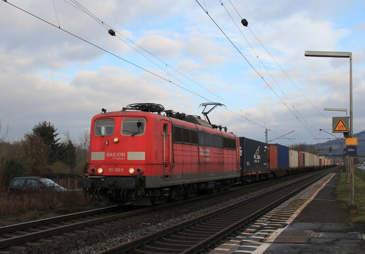 151 108-8 durchf�hrt am 21. Februar 2014 mit einem Containerzug von W�rzburg kommend den Bahnhof von Th�ngersheim.