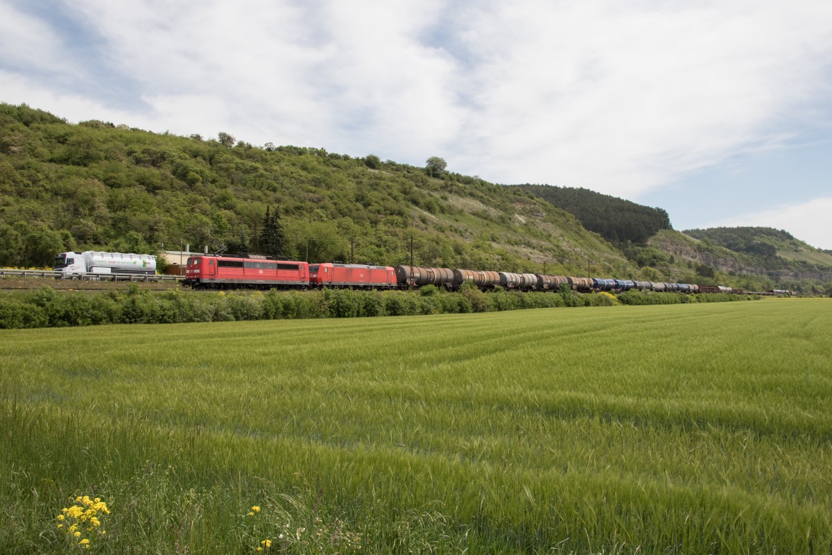 151 135 und 185 xxx von W�rzburg kommend mit einem gemischten G�terzug. aufgenommen am 15. Mai 2015 kurz vor Karlstadt.