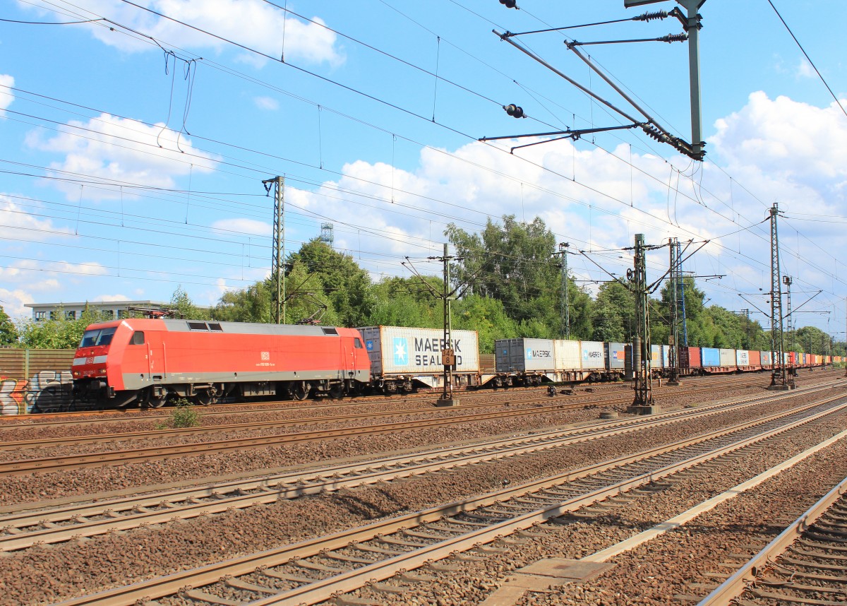 152 026-1 durchf�hrt am 31. Juli 2013  mit einem Containerzug den Bahnhof von Hamburg-Harburg in Richtung Hamburger Hafen. 