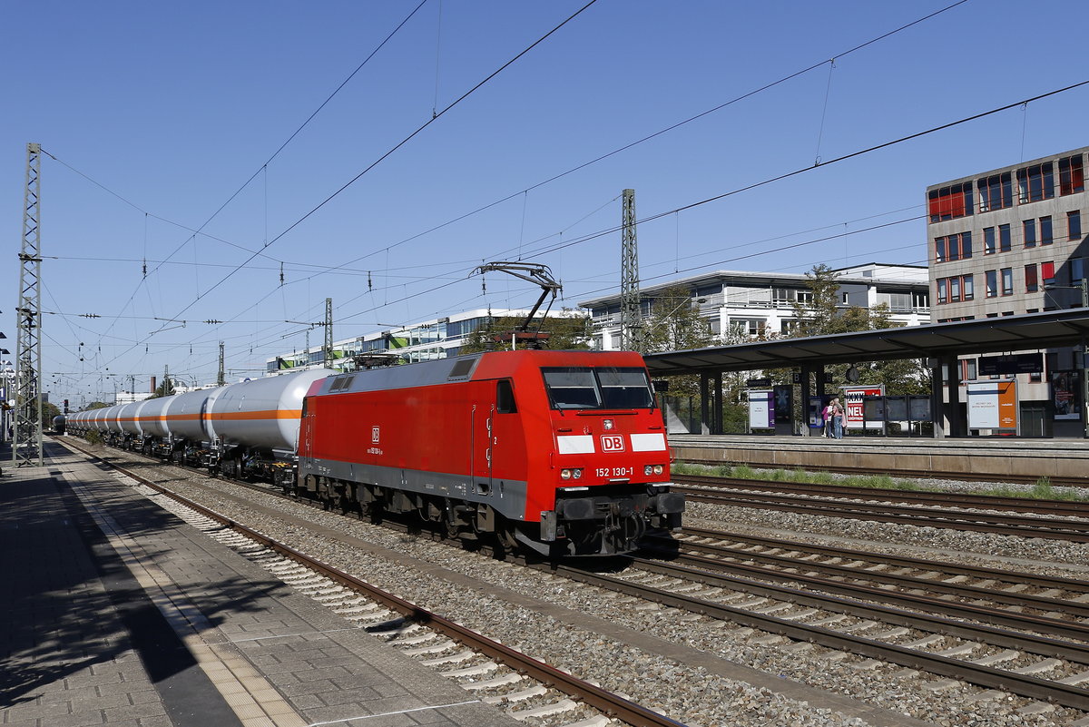 152 130 mit einem Druckgas-Kesselwagenzug am 14. Oktober in M�nchen-Heimeranplatz.